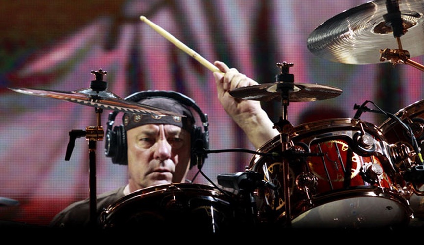 Neil tocando bateria em palco Neil tocando bateria em palco