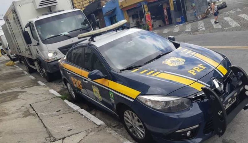 Caminhão estacionado atrás de viatura da Polícia Rodoviária