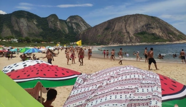Praia carioca lotada de banhistas