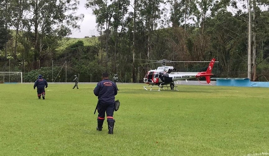 Helicóptero águia em campo de futebol