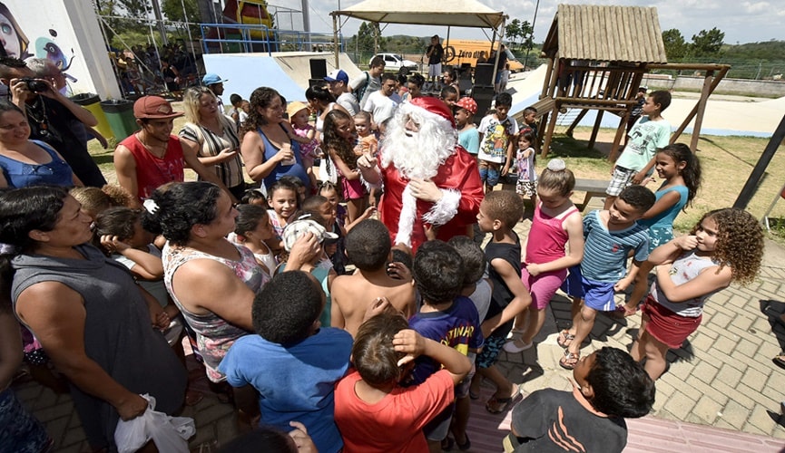 Papai Noel cercado de crianças