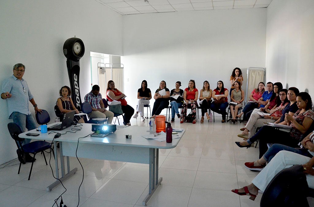 Médico infectologista Fernando Max apresentou dados da doença no mundo, no Brasil e mostrou o fluxo de atendimento no município Médico infectologista Fernando Max apresentou dados da doença no mundo, no Brasil e mostrou o fluxo de atendimento no município