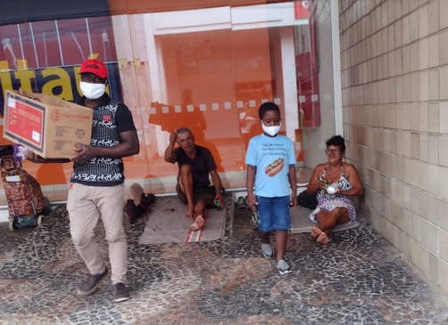 Em Várzea, Jonathan troca o tablet por cachorro-quente para alimentar moradores de rua
