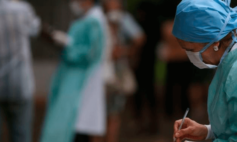 Médico utiliza equipamento de proteção individual