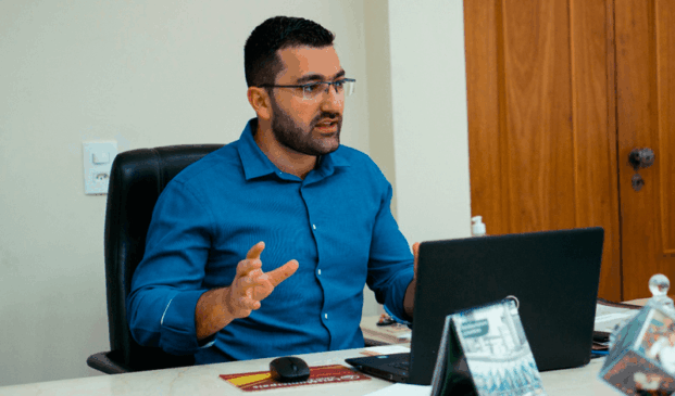 Faouaz Taha trabalhando no computador