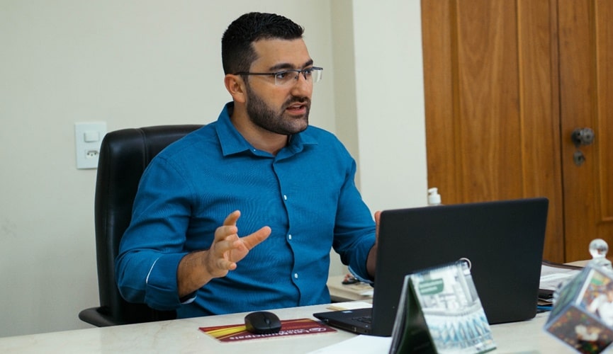 Faouaz Taha gesticulando Faouaz Taha gesticulando