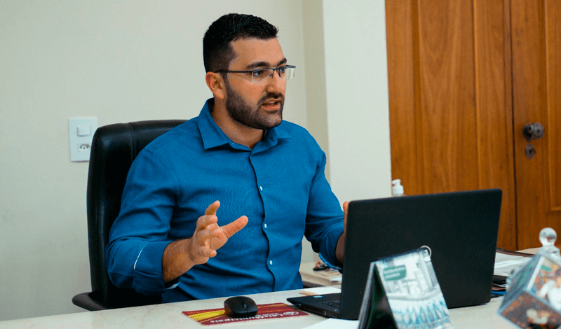 Faouaz Taha trabalhando no computador