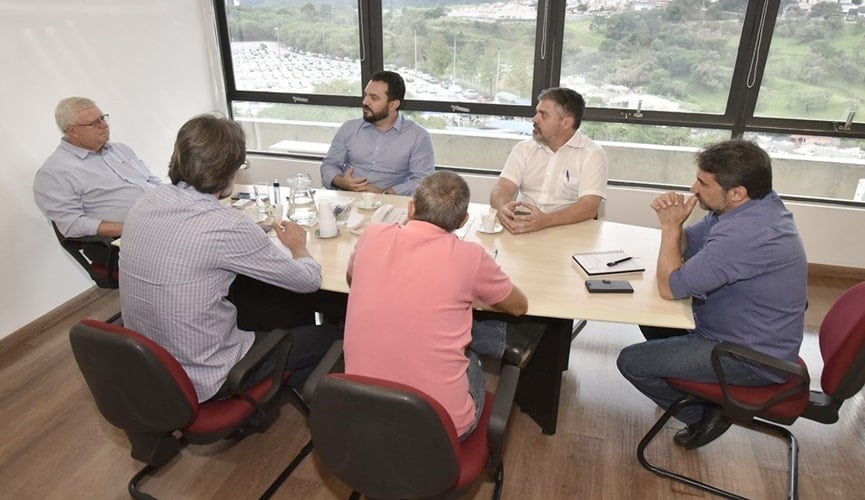 Foto de políticos conversando