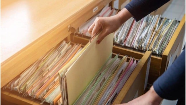 Pessoa arquivando pastas