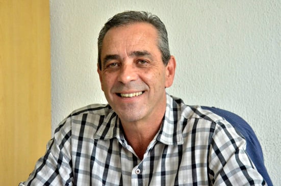 homem sorrindo com camisa xadrez