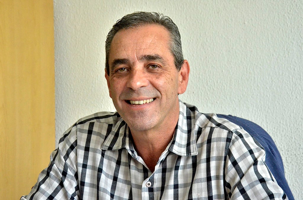 homem sorrindo com camisa xadrez