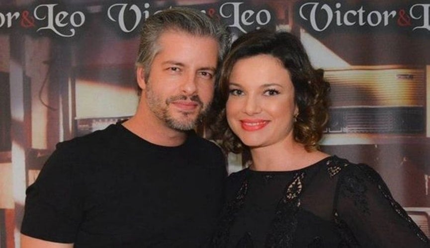 Cantor Victor, da ex dupla de Léo, abraçado com ex-mulher