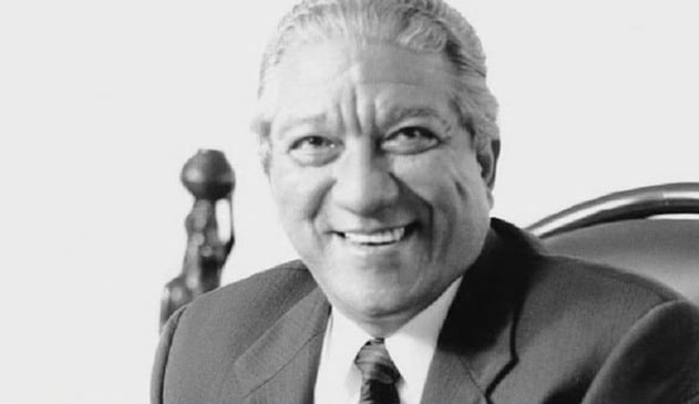 Foto de homem em preto e branco