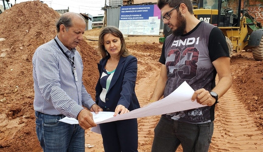 Foto de pessoas olhando obra