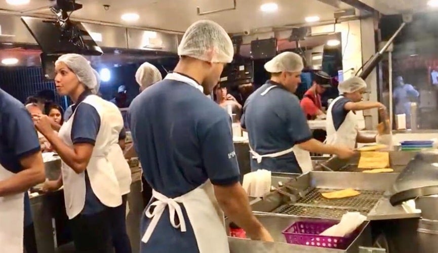 Barraca de pastel em feira noturna