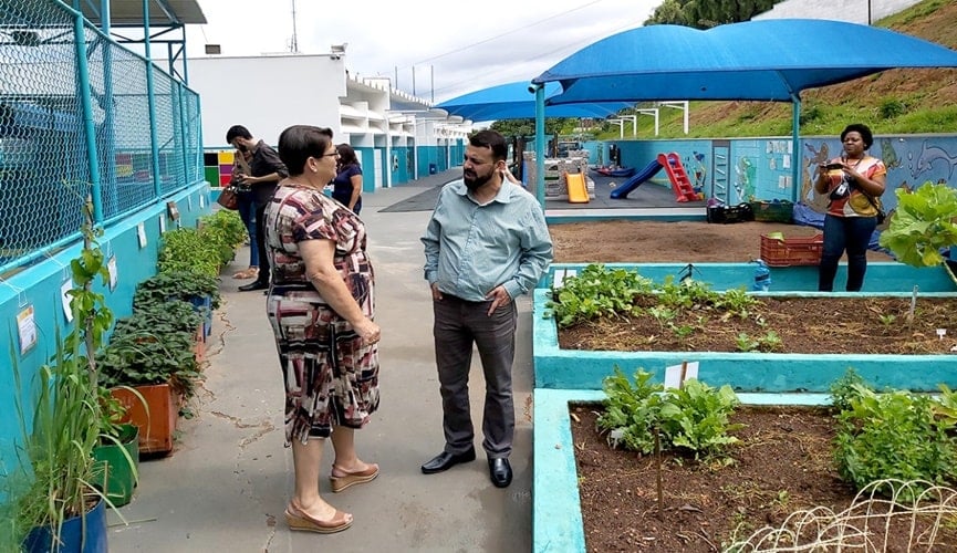 Pessoas observando horta orgânica