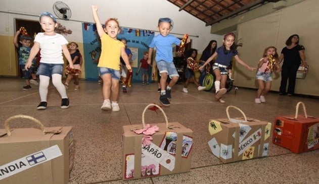 Crianças pulando em gincana escolar