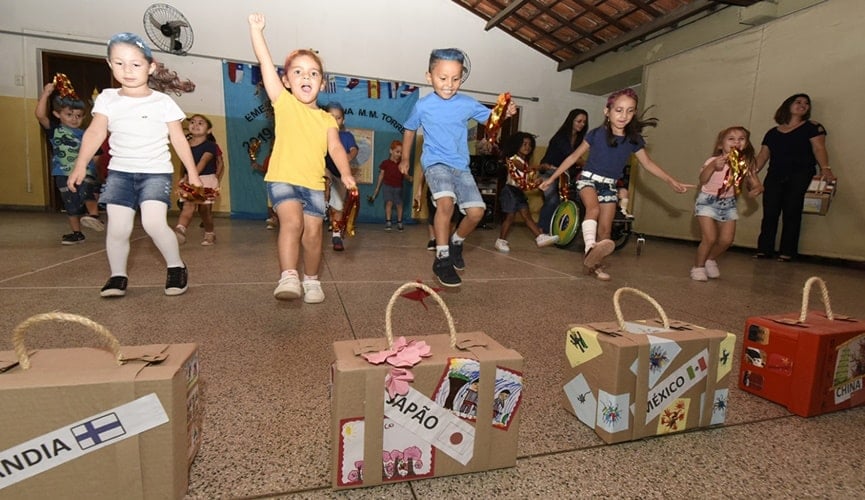 Crianças pulando em gincana escolar
