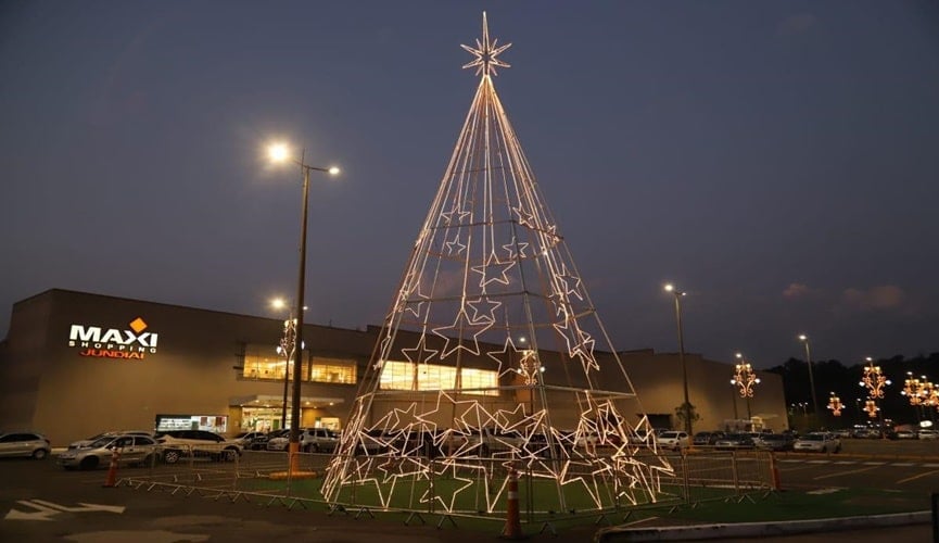 Fachada do Maxi Shopping Jundiaí com decoração natalina
