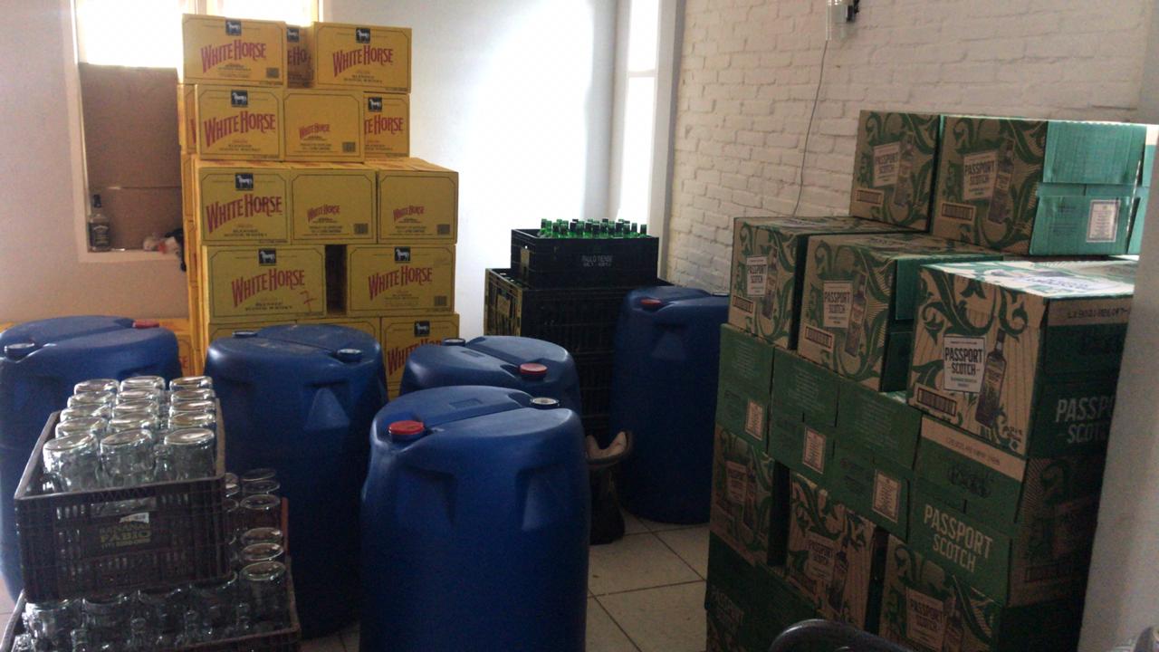 Material da fábrica clandestina de bebidas falsificadas em Jundiaí