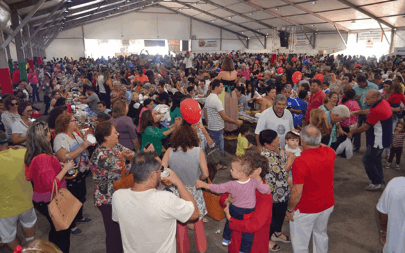 Foto ampla do pátio da Festa