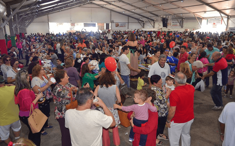 Foto ampla do pátio da Festa