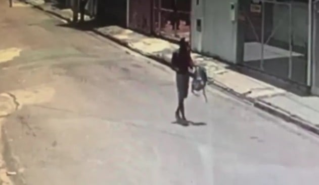 FOTO DE HOMEM COM MOCHILA ANDANDO EM AVENIDA