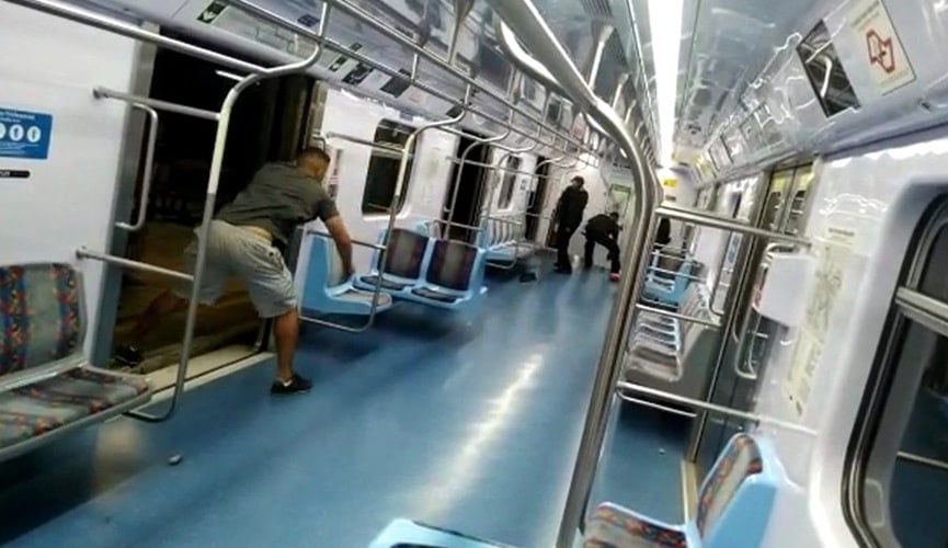 Ambulante tacando pedra em agente da CPTM