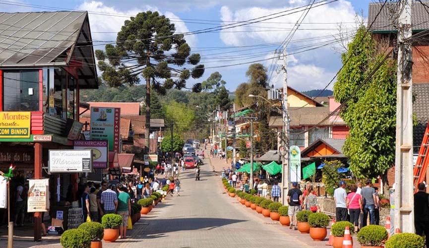 Foto da avenida principal de Monte Verde, em Minas Gerais