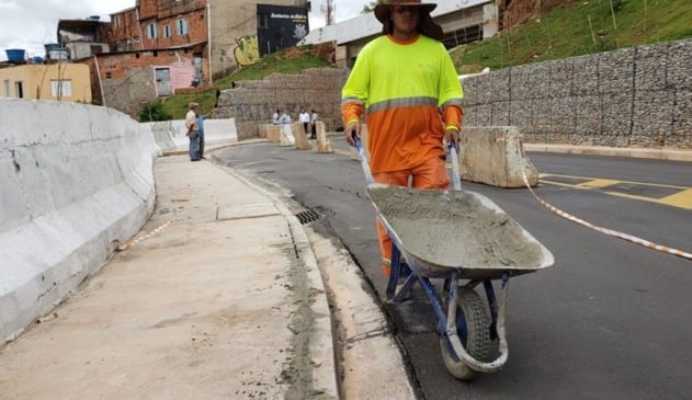 Foto de profissionais trabalhando em reparos no asfalto