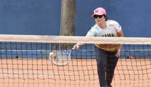 Foto de mulher jogando tênis