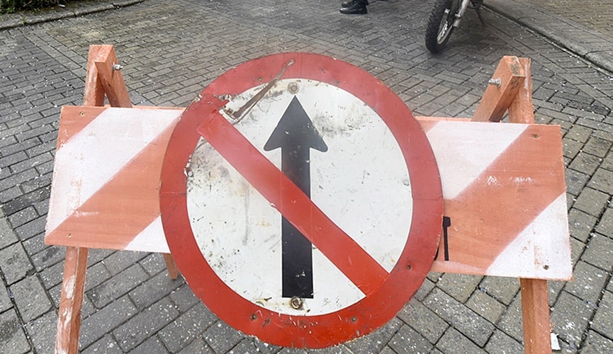 foto de placa indicando desvio no trânsito