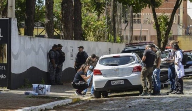 Perícia atuando em carro utilizado no ataque
