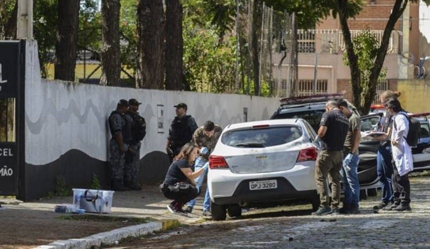 Perícia atuando em carro utilizado no ataque