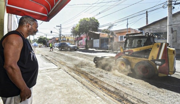 Operários fazendo recapeamento de via em Jundiaí