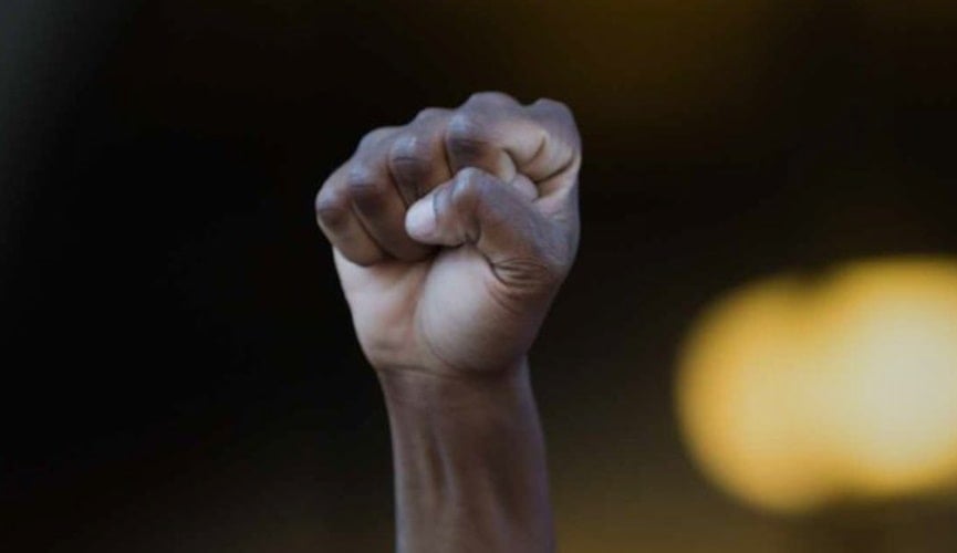 Punho negro cerrado