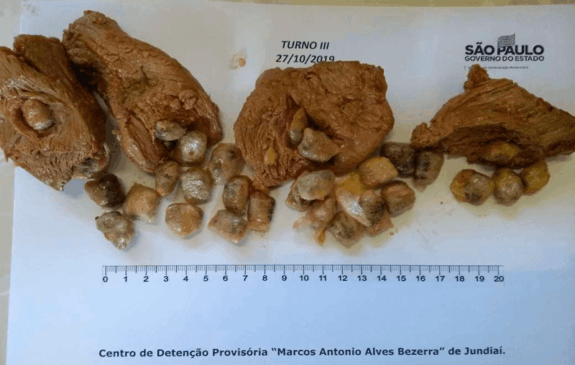 Mulher escondeu 26 porções de maconha na carne. (Foto: Divulgação SAP/Reprodução G1)