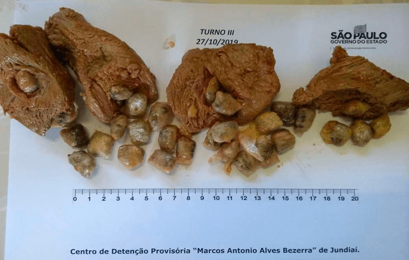 Mulher escondeu 26 porções de maconha na carne. (Foto: Divulgação SAP/Reprodução G1)