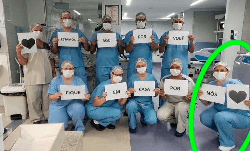 Enfermeiros seguram sulfites formando a frase: “Estamos aqui por você, fique em casa por nós”