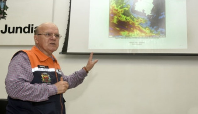 Coronel Gimenez apresentando mapa em telão