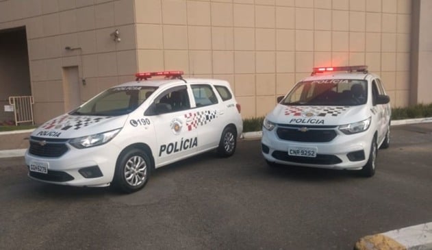 Duas viaturas brancas da Polícia Militar do Estado de São Paulo