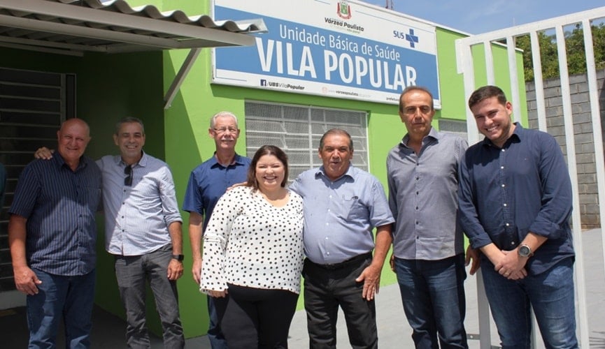 Políticos na frente de UBS inaugurada em Várzea Paulista Políticos na frente de UBS inaugurada em Várzea Paulista