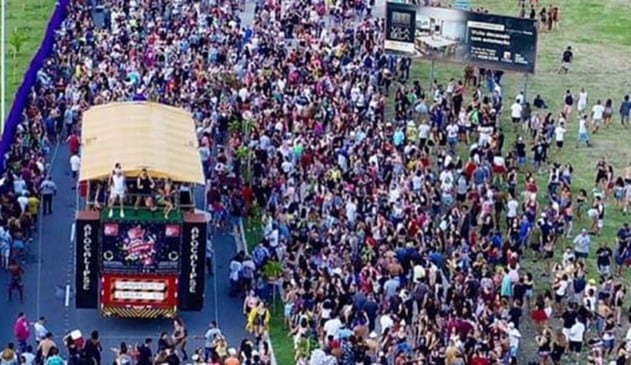 Trio elétrico com foliões