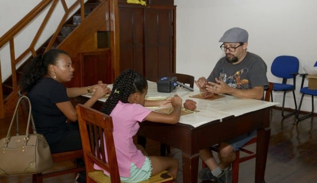 Foto de professor ensinado criança e adulto