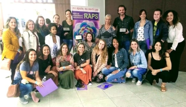 Profissionais com prêmios em mãos