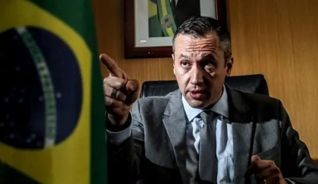 Homem apontando dedo