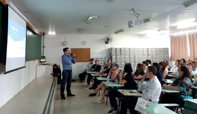 palestra com médicos em anfiteatro