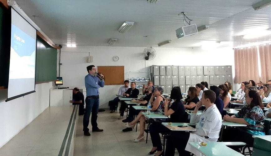 palestra com médicos em anfiteatro