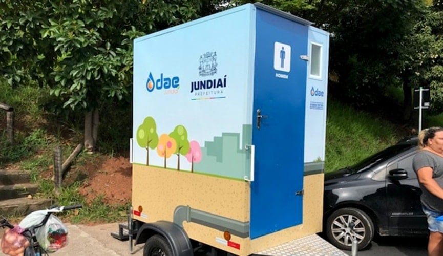 Banheiro químico com rodas e logotipo da DAE Jundiaí