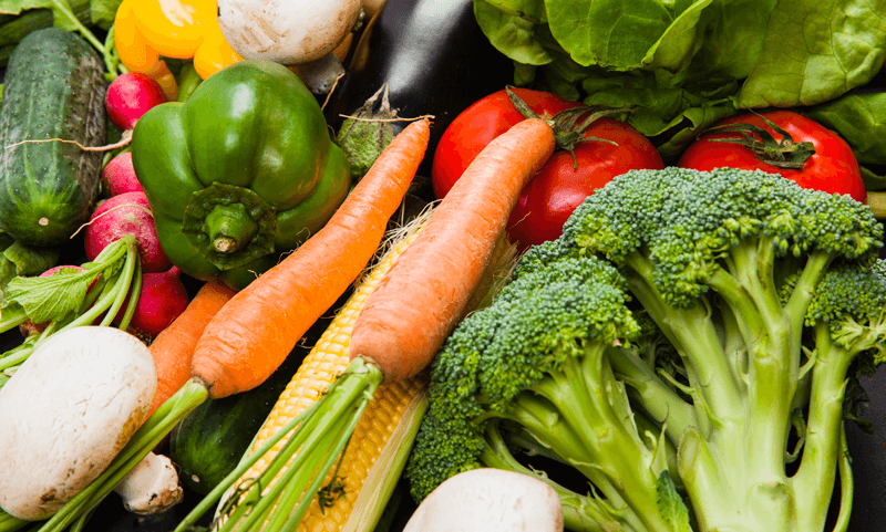 Hortaliças coloridas juntas em uma mesa